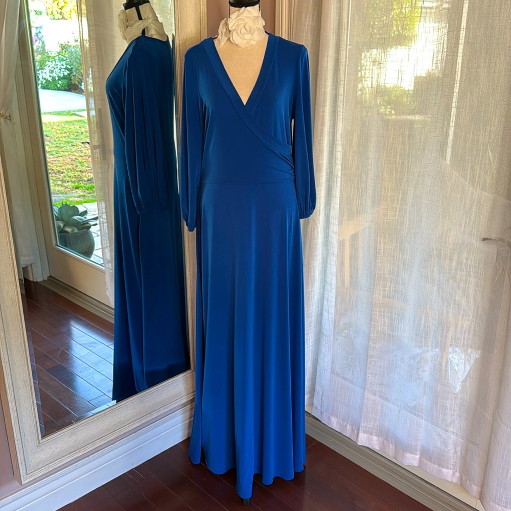 💙 New York & Company
V-neck flowing stretch long sleeve maxi dress